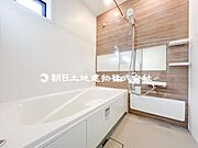 【浴室】ゆったりと寛げる広々バスで足を伸ばしてリラックス。　最新のユニットバスは設備も充実です。