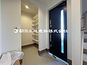 【玄関】毎日通る場所なので、清潔で快適な場所にしたいですね！玄関ホールは、シンプルかつ清潔感のデザイン 