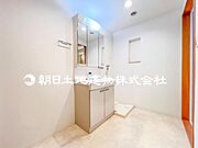 【洗面台】小窓からは換気もでき、心地よい風が入ってきます。