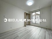 【洋室】光が沢山採り込める大きな窓で暖かいお部屋となります。遮音性にも優れ、結露も発生しにくい構造！