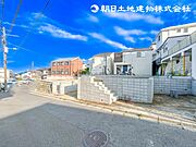 【外観】閑静な住宅地に馴染む落ち着いた色合いの贅沢な空間！！毎日のお散歩も快適な緑に恵まれたエリア！ 