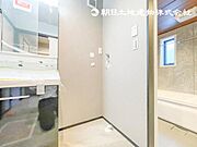 【洗面・脱衣所】ストレスフリーな広いランドリースペース。　　大きな洗濯機乾燥機もしっかりとおけます。 