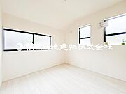 【洋室】主寝室は広々していて安らげる広々としたお部屋として！収納スペースあり！荷物が多くても十分！！