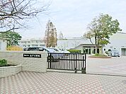 横浜市立庄戸小学校　約1100ｍ　付近の道は広い歩道が整備されており通学も安心です？？？