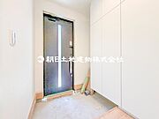 【玄関】住まいの顔であると同時に住まう人の入口。温かい雰囲気と誇らしさを 感じられるデザイン