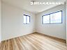 室内：【洋室】光が取り込みやすい2面採光の居室。日当たり良好です。しっかりした大きさのクローゼットを完備！