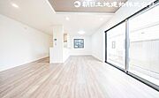 【リビング】大切な家族が集まるからこそLDKにはこだわりたい。日当たりのよい広いＬＤＫを皆様でどうぞ！ 