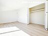収納：【洋室】光が取り込みやすい2面採光の居室。日当たり良好です。しっかりした大きさのクローゼットを完備！