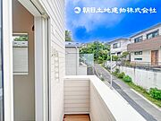 【バルコニー】太陽の光と爽やかな風を受けられるバルコニーです。太陽の匂いを感じられそうです！ 