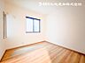 室内：【洋室】主寝室は広々して安らげる広々としたお部屋でゆったりと寛げる開口部を多彩に設けて明るさひときわの洋室。