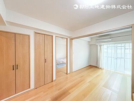 【リビング】家族と、ひと時を溢れる光が優しく包み込むリビングダイニング。家族とともに心穏やかに過ごすひととき。(AIにて家具を消去しております。※現況での引き渡しになります)