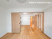 【リビング】家族だんらんの時間が増えそうなこだわりの空間！！大型の家具を配置しても余裕があります（AIにて家具を消去しております。※現況での引き渡しになります）