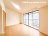 室内：【洋室】大きな窓からたっぷりと陽光が注がれる明るい空間です。家族の成長に対応できる永住仕様の間取り！