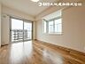 室内：【洋室】 大きな窓からたっぷりと陽光が注がれる明るい空間です