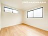 室内：【洋室】光もアクセントの一つとして。一人時間も充実のものに！プライベートルームには光が差し込みます！