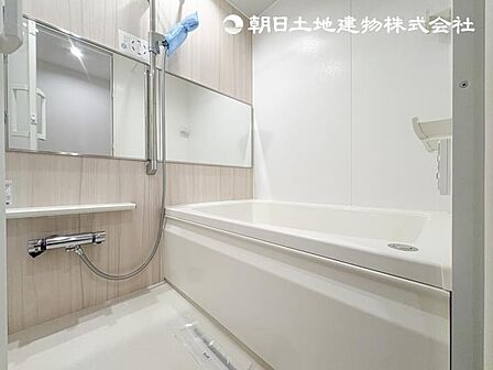 【浴室】ゆったりと寛げる広々バスで足を伸ばしてリラックス。