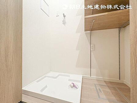 【洗面台】小窓からは換気もでき、心地よい風が入ってきます。