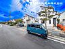 外観：【外観】道路面との高低差もなく落ち着いて車庫入れ可能です！！前面道路の幅員もしっかりあります。