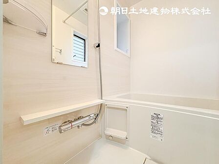 【浴室】ゆったりと寛げる広々バスで足を伸ばしてリラックス。