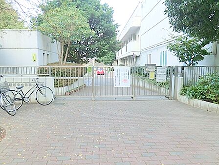 横浜市立舞岡小学校　約700ｍ　住宅街の中にある小学校なので通学も安心です