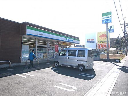 ファミリーマート 横浜舞岡町店　約1400ｍ　24時間営業のコンビニ