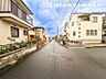 外観：【外観】前面道路の様子です。舗装された道路の先まで見通しが良く、周辺には戸建て住宅が立ち並びます。