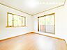 室内：【洋室】大きな窓からたっぷりと陽光が注がれる明るい空間です。家族の成長に対応できる永住仕様の間取り！