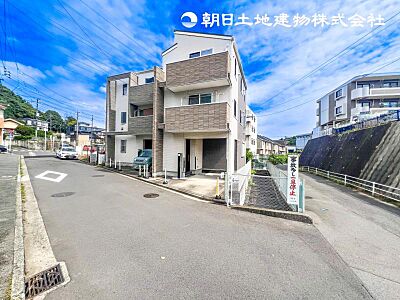 外観：【外観】流行に左右されず将来にわたって価値が継続する佇まい！良好な住環境が保たれたエリアで新生活を！