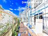 外観：【外観】周辺にもきれいな家が立ち並びきれいで静かな住宅地です。清潔感のあるデザインにしました！