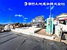 外観：【外観】道路面との高低差もなく落ち着いて車庫入れ可能です！！前面道路の幅員もしっかりあります。