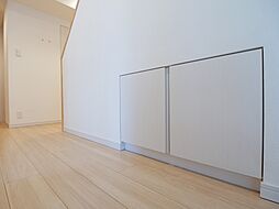 玄関下スペースは収納になっており、ストックや大型の物の収納に便利