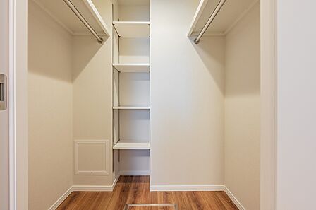 約6.2帖の居室に付設のウォークインクロゼット