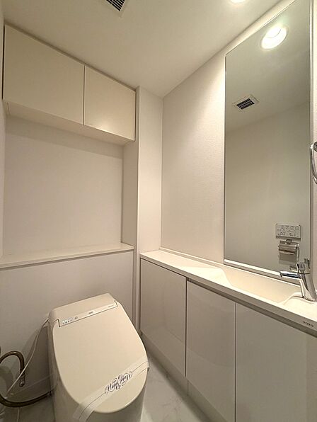 吊り戸棚を設けたトイレです。温水洗浄便座付きなので、快適にご使用いただけます。