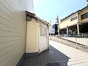 扉付きのゴミ置き場