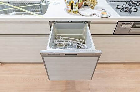 食器の出し入れがしやすい、スライドオープンタイプの食器洗乾燥機を搭載しています。
