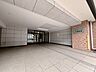 エントランス：広々としたマンションの入り口