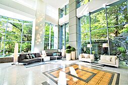 ガーデンラウンジ：3層吹き抜けの大空間です