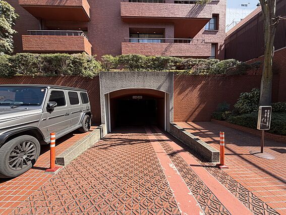 地下駐車場入り...
