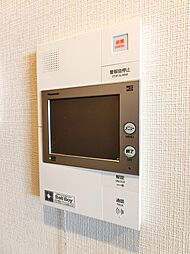 インターホンは事前にモニターで来訪者の顔を確認してから対応できます。