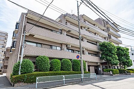 グレーを基調としたタイル張りの高級感のある外観。