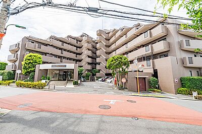 外観:落ち着いたブラウン系タイル張りの外観。 外観:落ち着いたブラウン系タイル張りの外観。