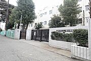 調布市立上ノ原小学校（徒歩11分、830m）
