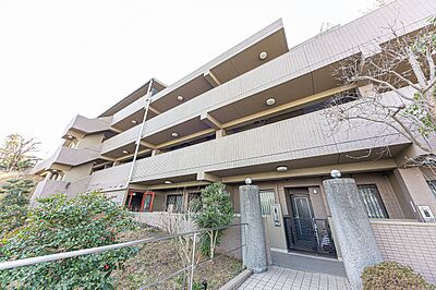 外観：閑静な住宅街に佇むマンション