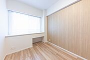 主寝室としてもお使いいただける大きな出窓の付いた約6.9帖の洋室1
