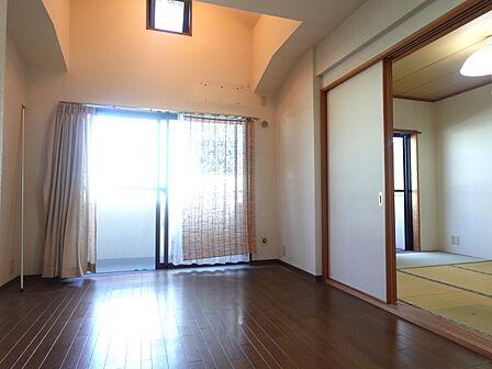 吹き抜け天井があり開放感のある約10.5帖のリビングダイニングキッチン