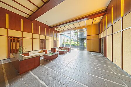 間接照明がある落ち着いた雰囲気のロビーです。