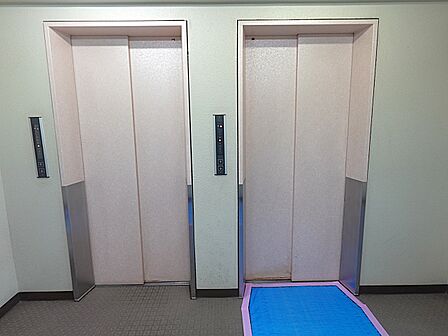 マンション内に2基のエレベーターが備わっています。忙しい朝の時間帯もスムーズに移動できます。