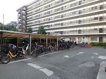 屋根付きの駐輪場（2026年8月25日現在空き有り、年額2000円）