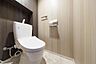 トイレ：上部に吊り戸棚があり、トイレットペーパーのストックや掃除用品を収納できます。