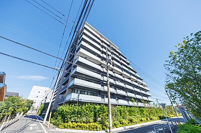 外観：2025年9月竣工。総戸数137戸の大規模マンション。